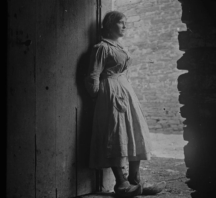 Mujer a la entrada de una casa en Etsain.