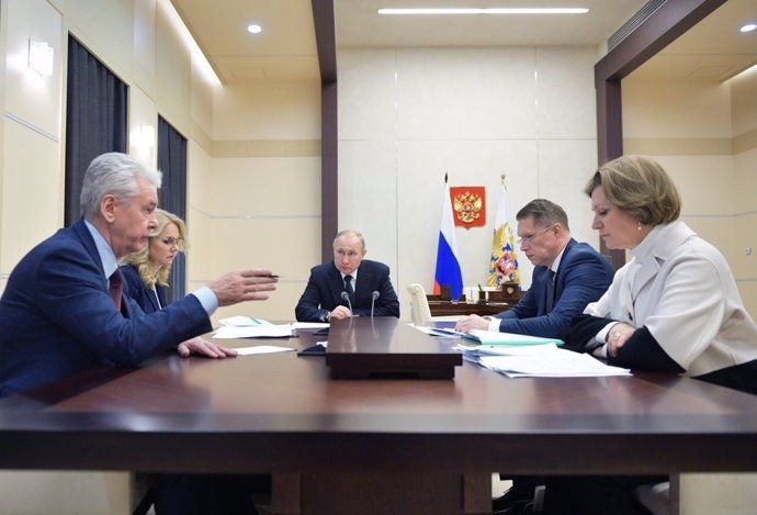 Putin en una reunió sobre les mesures per frenar la pandmia del nou coronavirus