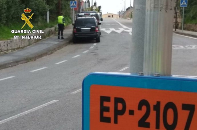 Un Destacamento de Tráfico de O Porriño (Pontevedra) realiza un control para vigilar el cumplimiento de las restricciones de movilidad establecidas
