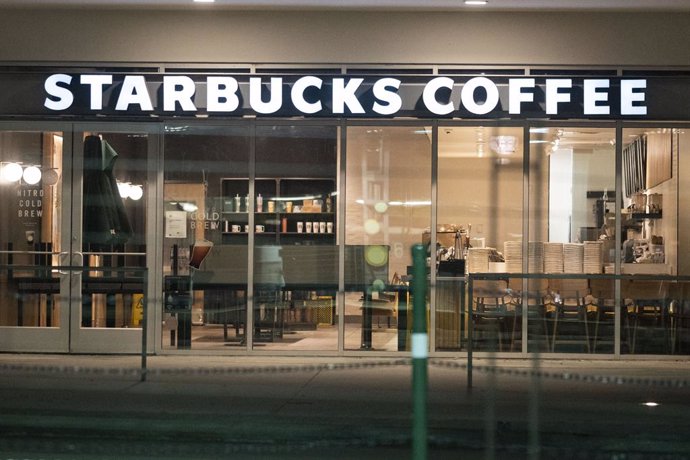 EEUU.- Starbucks reduce a la mitad su beneficio trimestral por la Gran Reclusión