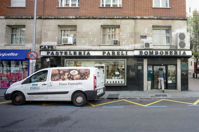 Fachada de una pastelería que forma parte de los comercios minoristas que permanecen abiertos en pleno estado de alarma por el coronavirus