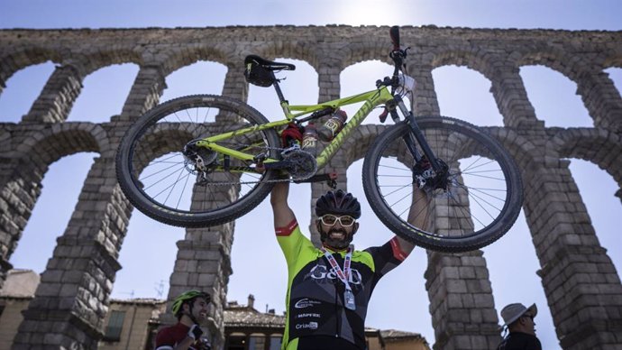 Participante de la Madrid-Segovia de bici de montaña delante del Acueducto