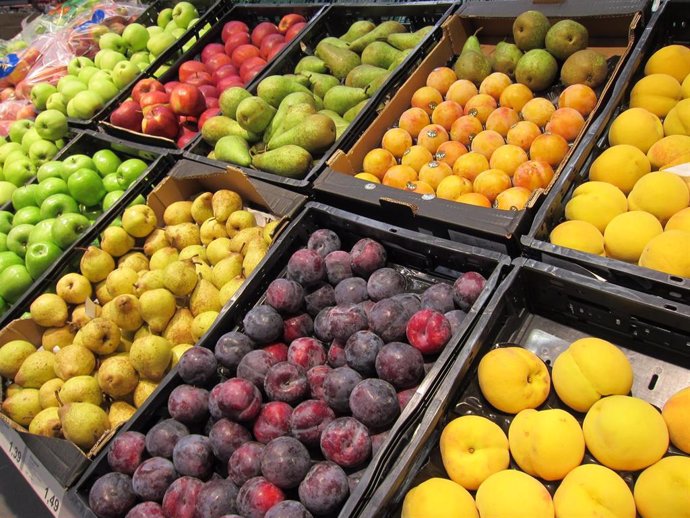 Frutas expuestas en un comercio.