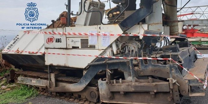Una de las máquinas de asfaltado que fueron robadas por los detenidos