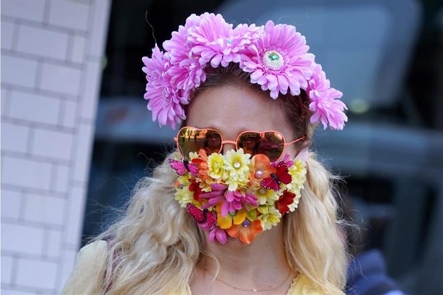 Una mujer con mascarilla decorada con flores en Nueva York