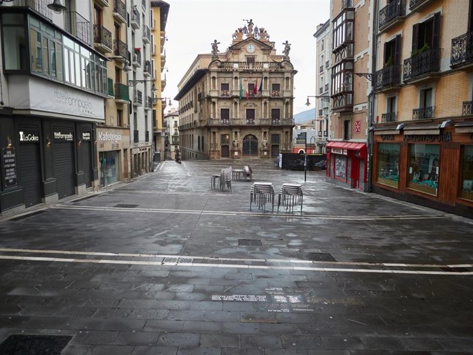 Calles de Pamplona totalmente vacías durante la cuarentena y confinamiento total decretado en España como consecuencia del coronavirus.