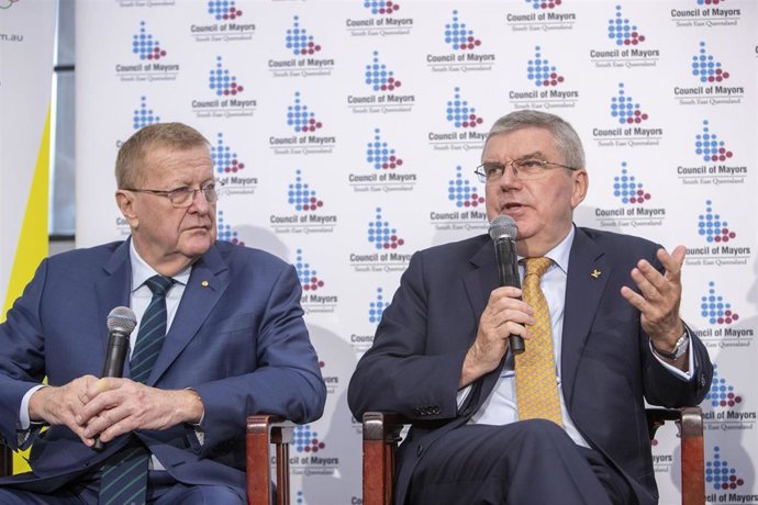 John Coates (izda) junto a Thomas Bach, presidente del COI, durante un acto