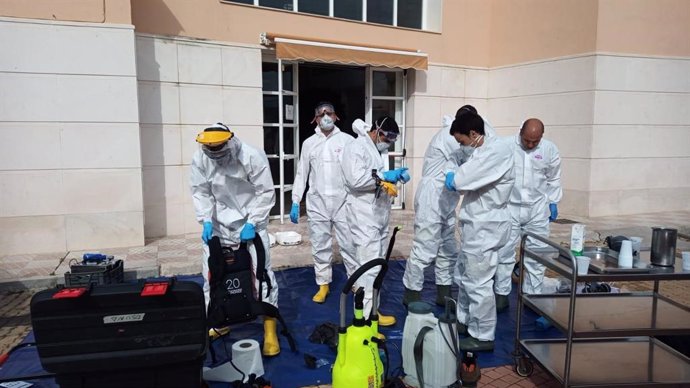 Bomberos de la provincia de Sevilla realizan tareas de desinfección en residencias y calles ante el coronavirus