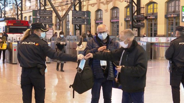 Reparto de mascarillas protectoras en la Estación del Norte de València