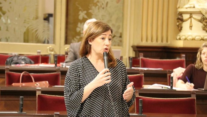 La presidenta del Govern, Francina Armengol, contesta a una pregunta durante el pleno del Parlament.