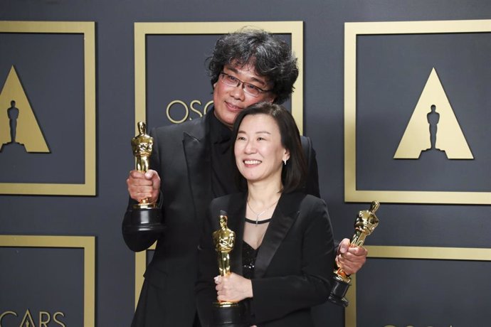 HOLLYWOOD, CA  February 9, 2020: Bong Joon Ho and Kwak Sin Ae, producers, winners of the best picture Oscar for ParasiteFebruary 9, 2020. (Allen J. Schaben / Los Angeles Times / Contacto)