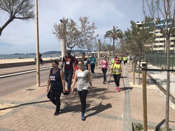 Un grupo de personas participa en una jornada de Nordic Walking en Playa de Palma.
