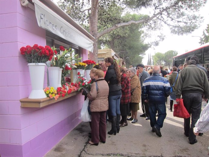 Puesto de venta de flores en las cercanías del cementerio de Torrero. Celebración de Todos los Santos.