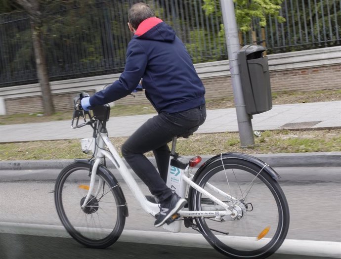 Un hombre monta en una bicicleta de BiciMAD 