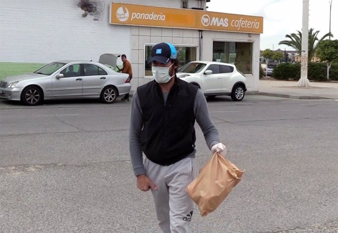 Cayetano Rivera se protege con mascarilla y guantes para hacer la compra