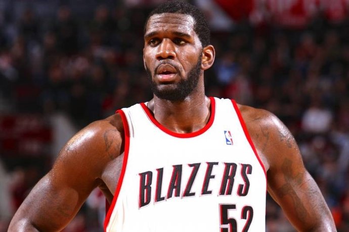 Greg Oden jugando con los Blazers
