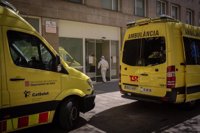 Un sanitari entrant al Centre d'Emergncies d'Atenció Primria Pere Camps en el Raval, a Barcelona. 