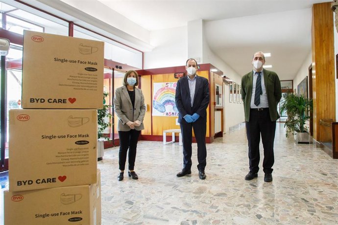 Puy Maestu, directora de Recursos Humanos de la Casa de Misericordia; Alfonso Eslava, director de Logística de Volkswagen Navarra; y Jesús Cía, director de la casa de Misericordia