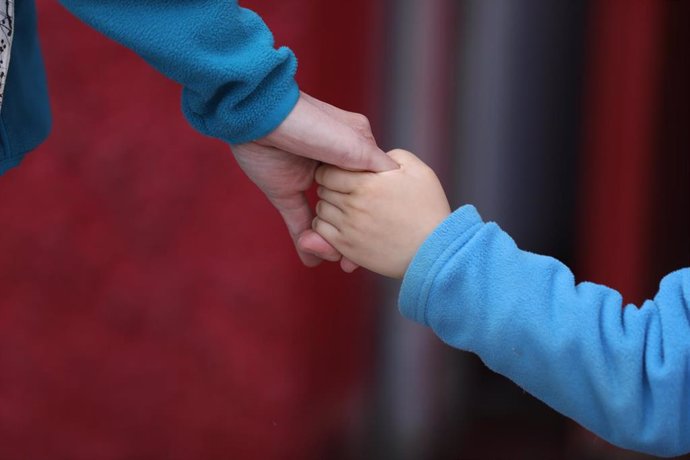 Un niño de la mano, en Madrid (España) a 27 de abril de 2020.