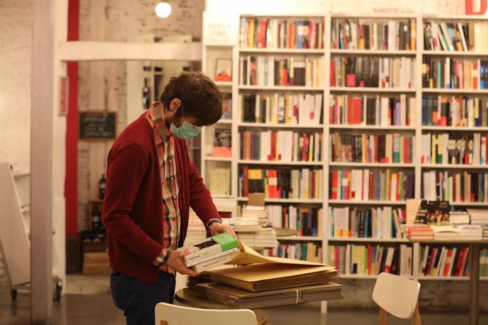 Gonzalo, dueño de 'Tipos Infames', ubicada en la madrileña calle de San Joaquín, prepara pedidos online en su librería