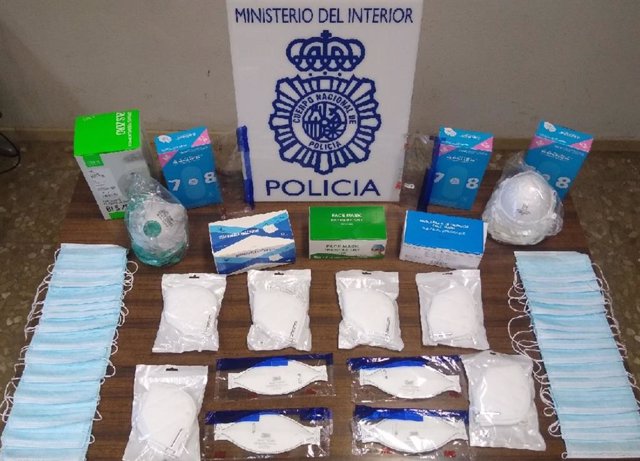 Material sanitario incautado por la Policía Nacional en un comercio donde se vendía a precios desorbitados y detiene al trabajador de un almacén sanitario