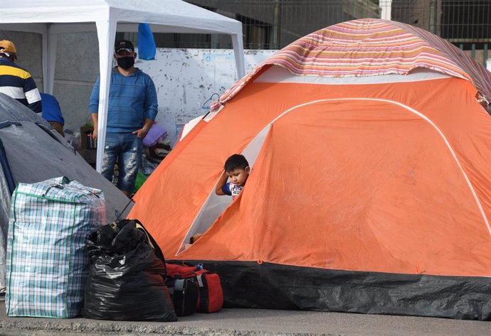 Ciudadanos bolivianos acampados en Chile por el cierre de fronteras provocado por la pandemia de coronavirus