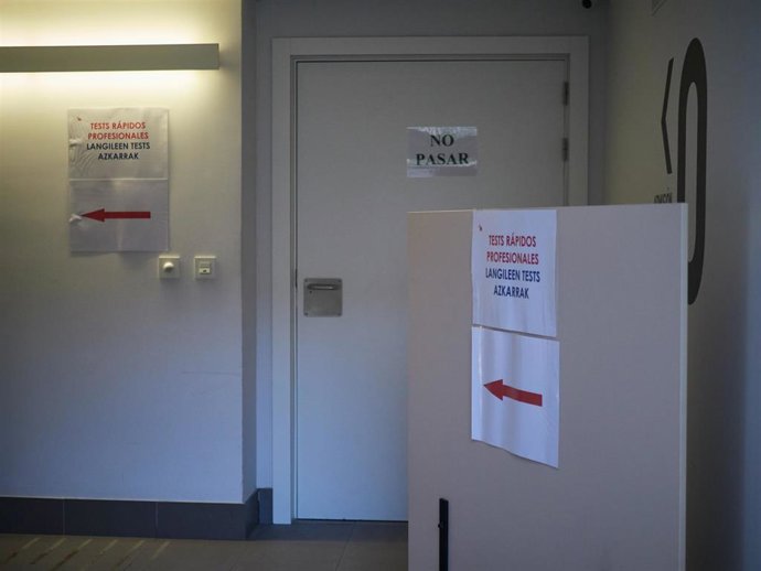 Acceso a la zona de test rápidos de coronavirus para profesionales en el Complejo Hospitalario de Navarra durante a Pandemia Covid-19  en Abril 28, 2020 en Pamplona, Navarra, España