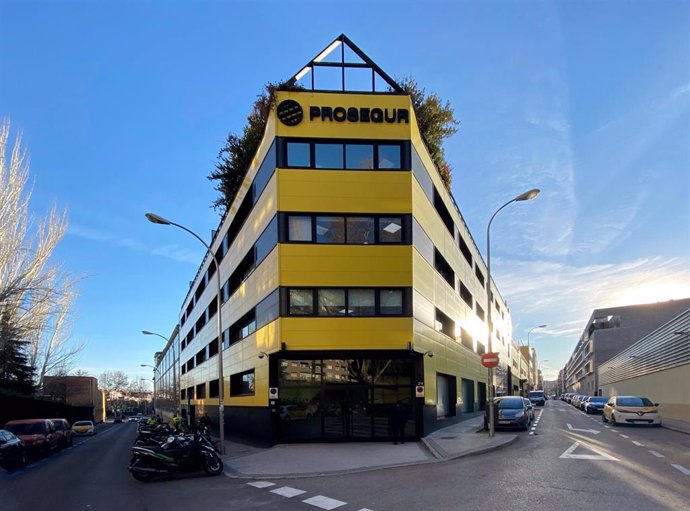 Fachada exterior de una de las sedes de la empresa de seguridad Prosegur, en la Calle Pajaritos, n24, Madrid (España).