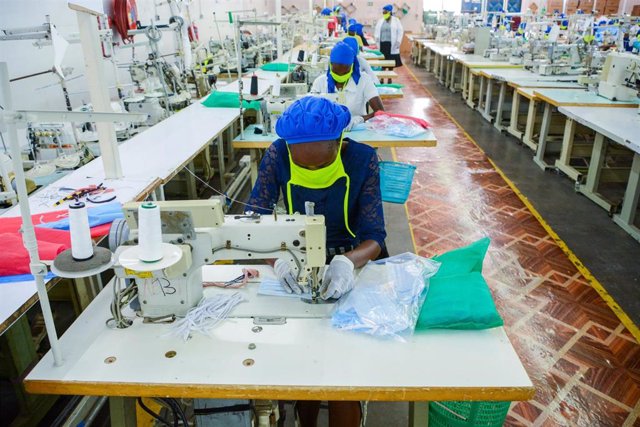 Mujeres fabrican máscarillas en Kenia