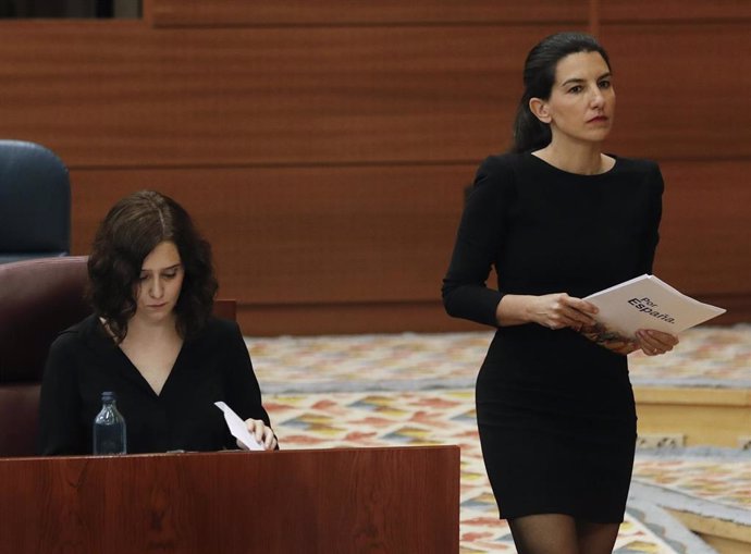La portavoz de Vox en la Asamblea, Rocío Monasteri pasa junto a la presidenta de la Comunidad de Madrid, Isabel Díaz Ayuso