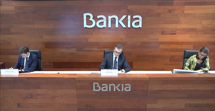 De izq a dcha: El director financiero de Bankia, Leopoldo Alvear; el consejero delegado del banco, José Sevilla, y la directora de comunicación, Amalia Blanco. Durante la presentación de resultados del primer trimestre de 2020.