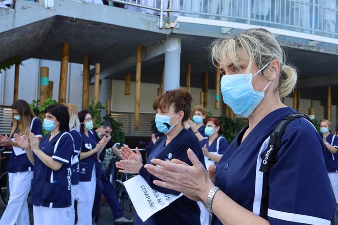 Los profesionales sanitarios del Hospital Miguel Servet de Zaragoza aplauden tras guardar un minuto de silencio por el trabajador de la limpieza del centro fallecido por COVID-19, Eloy, quien permaneció ingresado durante varias semanas en la UCI, y fall