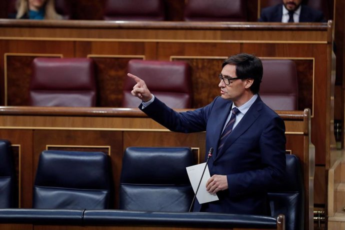 El ministro de Sanidad, Salvador Illa, interviene en la sesión de control al Ejecutivo celebrada este miércoles en el Congreso, después de que el Consejo de Ministros aprobara este martes el llamado "Plan de Transición hacia la nueva normalidad" tras la