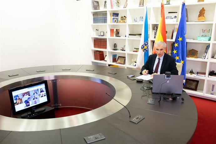 El conselleiro de Economía, Emprego e Industria, Francisco Conde, durante la reunión mantenida por vía telemática con representantes del Consorcio Aeronáutico Galego (CAG)
