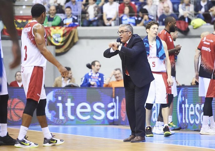 Paco García dirigiendo al Fuenlabrada