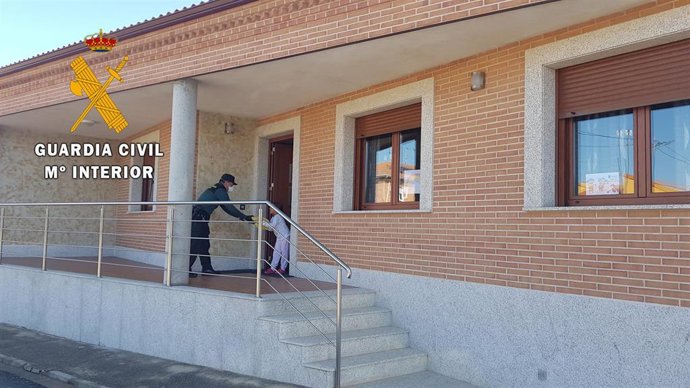 Entrega de material escolar a alumnos de la provincia de Salamanca.
