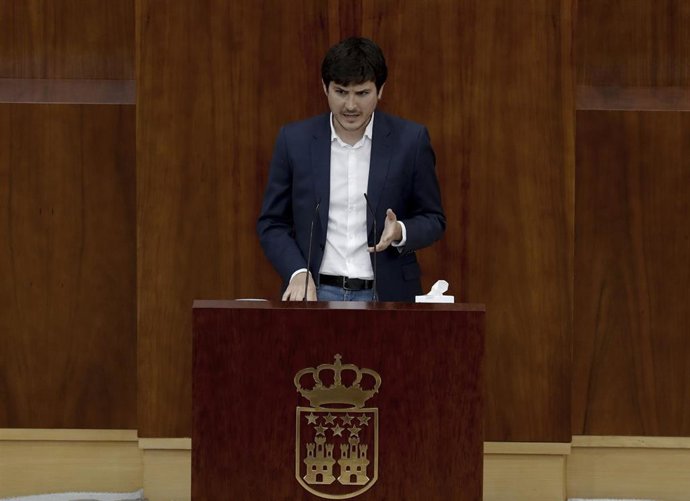 El portavoz de Más Madrid, Pablo Gómez Perpiny, durante su intervención en el pleno de este miércoles de la Asamblea de Madrid.