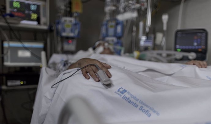 Situació d'un pacient ingressat a la unitat de vigilncia intensiva (UCI), a San Sebastián de los Reyes, Madrid, (Espanya), 28 d'abril del 2020.