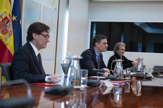 (El ministro de Sanidad, Salvador Illa; el presidente del Gobierno, Pedro Sánchez; y el director del Centro de Coordinación de Alertas y Emergencias Sanitarias del Ministerio de Sanidad, Fernando Simón; se reúnen con el Comité Científico de la COVID-19.