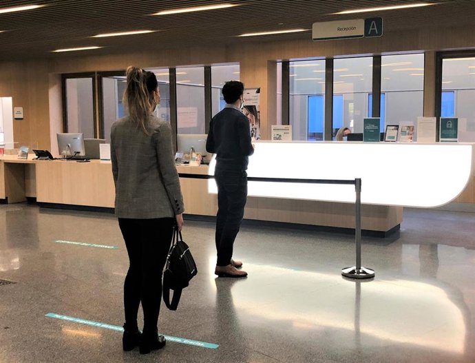 Dos pacientes siguen las indicaciones de distancia de seguridad en el Hospital Quirónsalud