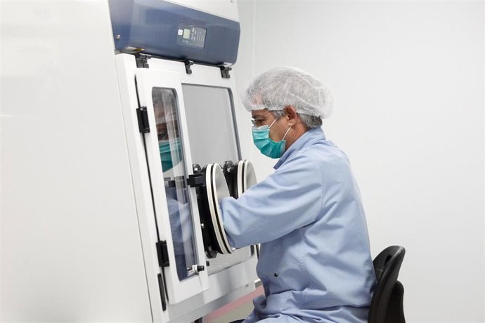 Un hombre trabaja en el edificio del Control de Calidad del Laboratorio del Centro Militar de Farmacia de la Defensa en la base log&#237;stica de San Pedro