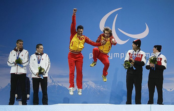 Jon Santacana y Miguel Galindo celebran su oro paralímpico