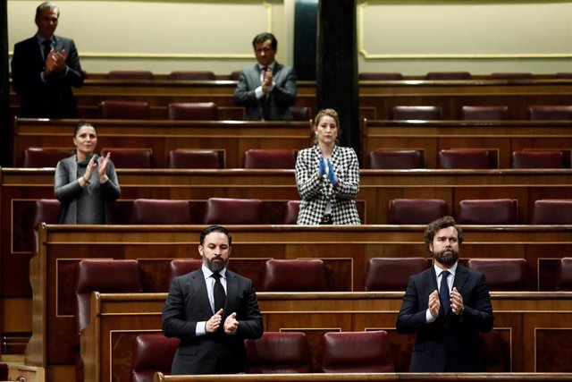Diputados de Vox, en el aplauso a la labor de los sanitarios durante una sesión en el Congreso de los Diputados