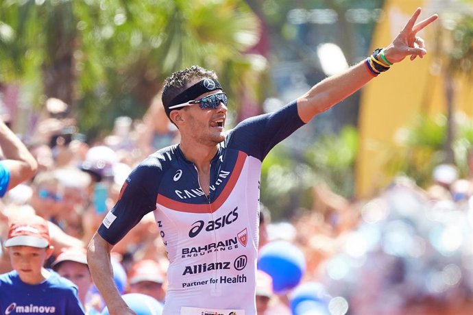 Jan Frodeno saluda tras coronarse campe&#243;n de Europa de Ironman
