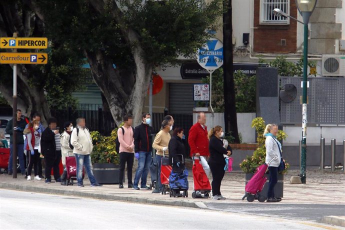 Personas hacen colas en los supermercados guardando las distancias marcadas por el Real Decreto por el Estado de Alarma del COVID-19. Málaga a 2 de abril del 2020