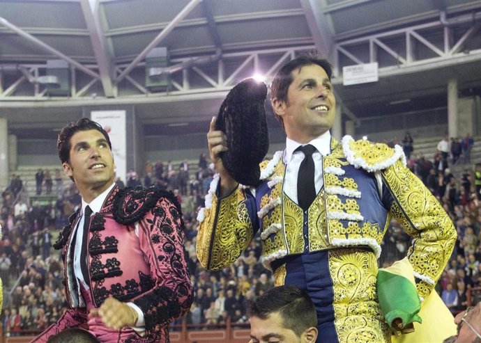     Los diestros Francisco Rivera Ordóñez "Paquirri"y Cayetano Rivera se repartieron ocho orejas en la triunfal tarde de toros que tuvo lugar  Leganés (Madrid), (Foto de archivo)