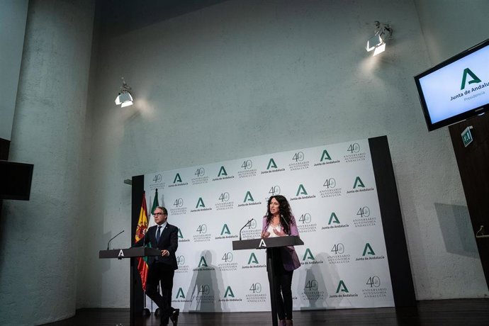 Rueda de prensa de los consejeros Elías Bendodo y Rocío Ruiz tras la reunión del Consejo de Gobierno andaluz.