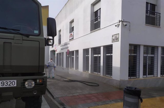 Militares desinfectan la residencia de Montijo.
