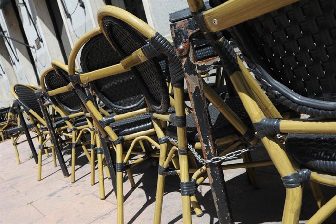 Terraza cerrada de un bar en Madrid un día después de que el Gobierno presentara su plan de desescalada en la crisis del coronavirus y de que el sector de la hostelería se pronunciara en su contra, en Madrid (España), a 29 de abril de 2020.