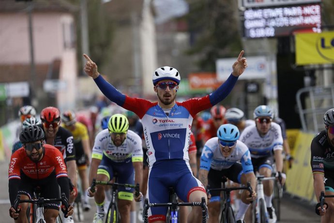 El ciclista italiano Niccolo Bonifazio celebra su victoria en la quinta etapa de la París-Niza 2020